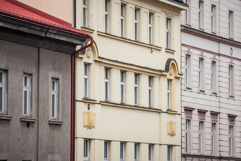 捷克共和国布拉格市中心1930年代的老住宅建筑立面，用于房地产市场上的住宿。