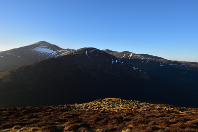 阳光照在Grisedale Pike的雪地上