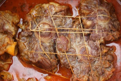 小牛肉尾配辣酱炖菜地中海烹饪