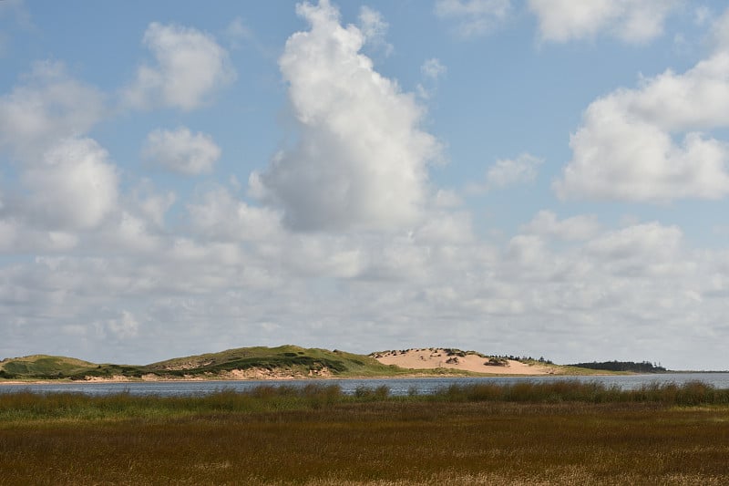 崎岖的卡文迪什红色悬崖和海滩全景，爱德华王子岛，加拿大