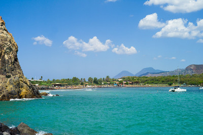 意大利西西里岛，伊奥利亚群岛的火山岛，翡翠海和海滩的热海水的全景