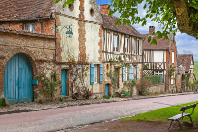 杰布罗伊村街和半木房子。庇卡底地区。Hauts-de-France
