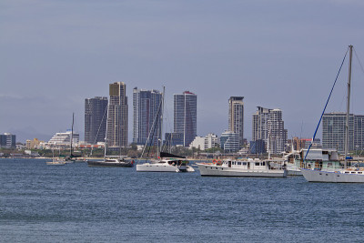黄金海岸城市天际线河船