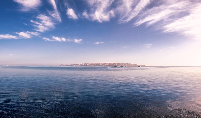 从停泊在埃及红海Abu Nuhas的潜水船上俯瞰岛屿的全景