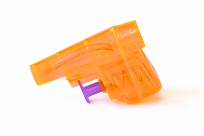 橙色和紫色的小水枪喷水器