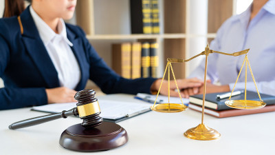 女律师会并为客户提供安慰解决方案，为客户提供法律咨询和信任承诺，为问题紧张、公正和律师理念