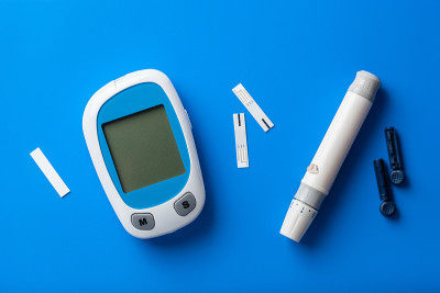 血糖仪、止血针和止血条，用于血糖或酮水平的自我监测。糖尿病或生酮饮食