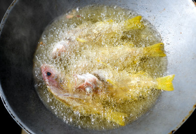用铁锅用油煎鱼。