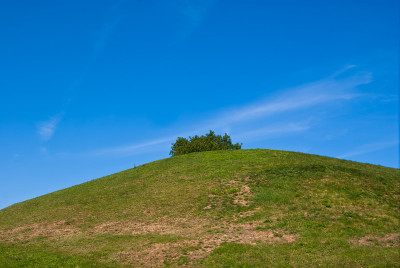 美丽的北方风景，绿色的土墩，蓝天白云