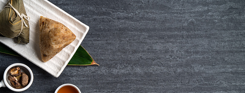 粽子粽子俯视图为端午节上方以黑色为背景。
