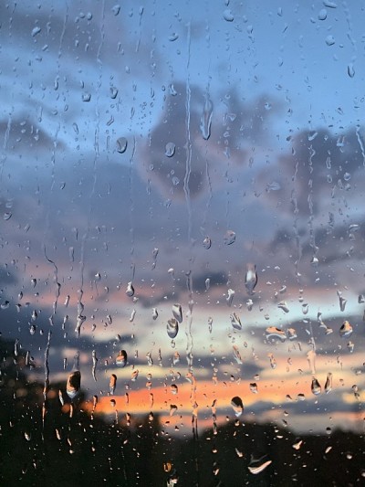 一个下雨的日落