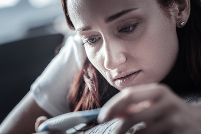 可悲的女人感染了病毒