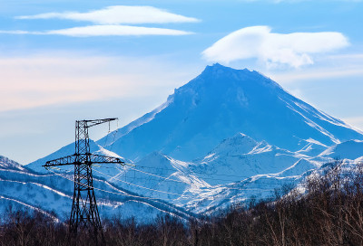 堪察加半岛上的维留钦斯基火山和高压电线