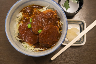 冈山县米碗上的半玻璃猪排