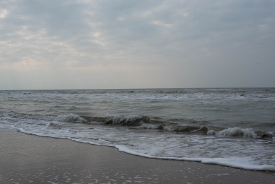 北海海滩上的波浪