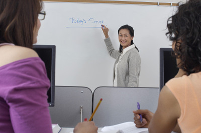 学生在教室里