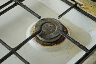 一个又黑又脏的圆形铁煤气炉