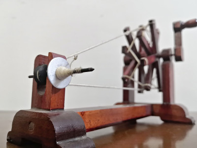 圣雄甘地的纺车(Charkha)，聚焦正面