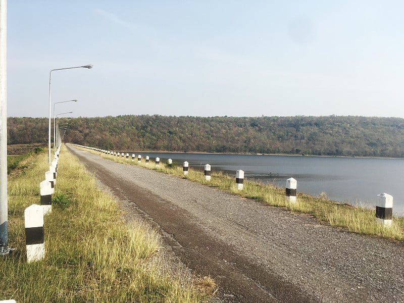 水塘道路