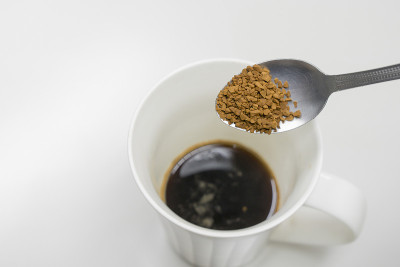 咖啡勺和煮咖啡用的咖啡加一杯白咖啡。