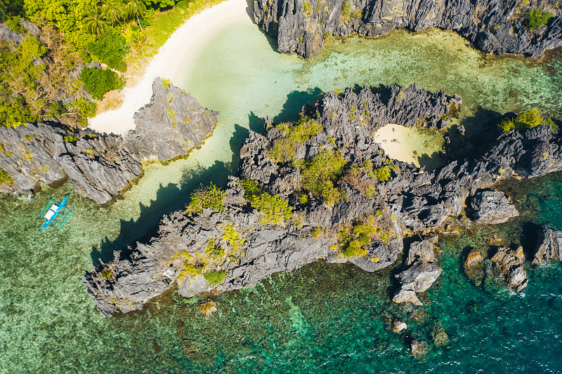 El Nido Palawan国家公园。隐蔽的泻湖被石灰石包围。菲律宾旅游线路上的白色海滩。热带海滩