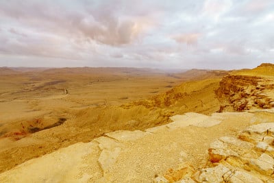 Makhtesh(火山口)Ramon的日落视图