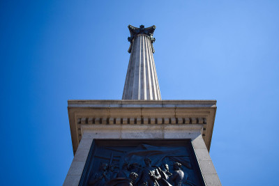 英国伦敦特拉法加广场纳尔逊圆柱特写