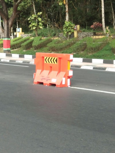 障碍物挡住了高速公路上方的道路