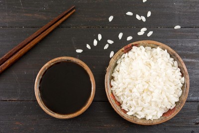 米饭、酱油和筷子
