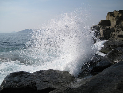 在岩石上冲浪