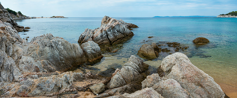 夏季海岸(希托尼亚，希腊)。
