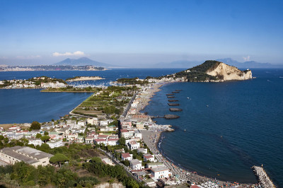 Miseno的景观，它的海角和湖从普罗西达山，那不勒斯