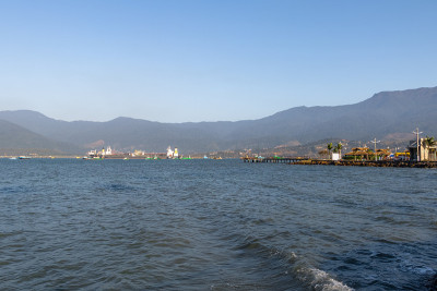 市中心的Sao Sebastiao海与Ilhabela的背景- Sao Sebastiao，圣保罗，
