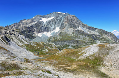 从法国Aiguille Percee可以看到3779米的Pourri峰和其他山脉