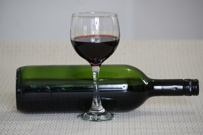 一杯红酒和一瓶