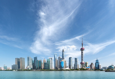 阳光明媚的上海天际线，中国