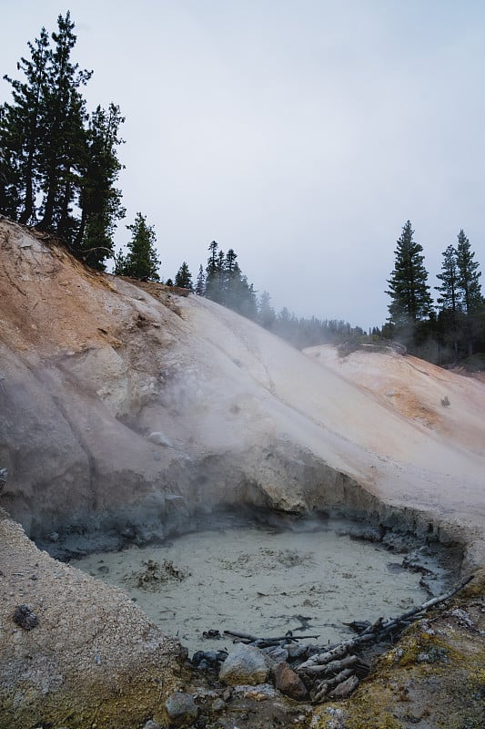 在拉森火山国家公园的硫磺工场地区一个冒泡的泥锅的特写，一个地热特征