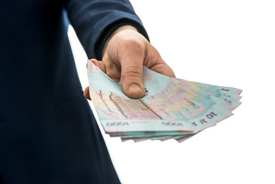 商人行贿或支付，单独。UAH。1000新纸币乌克兰货币
