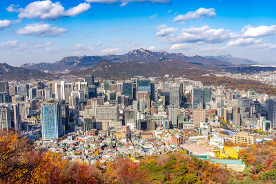 韩国首尔市中心的城市景观和天际线。