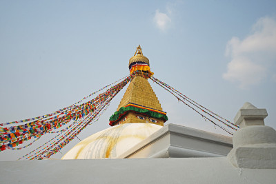 尼泊尔加德满都博达那特寺的佛眼和彩色经幡的外观建筑和设计