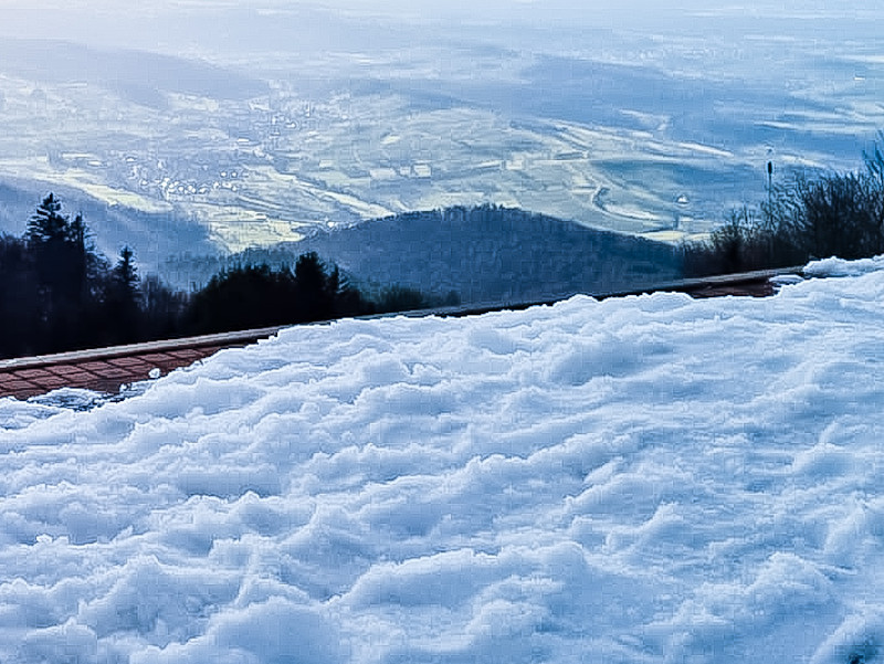 俯瞰被白雪覆盖的群山