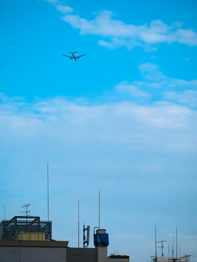在大楼上空低空飞行的客机