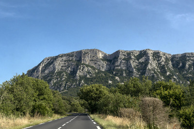 道路与Pic de Saint-Loup，象征山的法国城市蒙彼利埃，法国