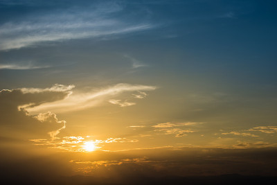 黄色的夕阳和蓝色的天空。