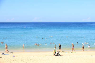 泰国普吉岛卡伦海滩的清晨场景
