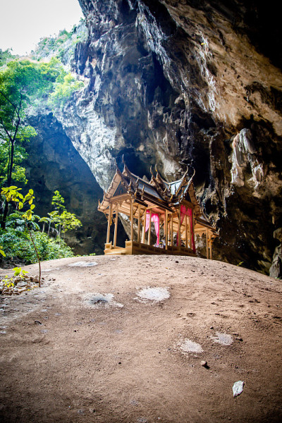 泰国帕拉雅·那空洞，Khua Kharuehat亭庙，位于泰国巴育普·基里汗Khao Sam Roi