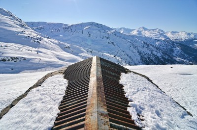 法国阿尔卑斯山欧洲萨伏伊冬季滑雪区瓦尔梅尼尔山的石头房子