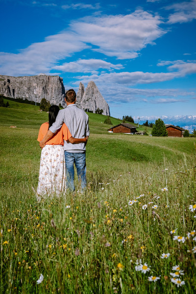 一对男人和女人在意大利Dolomites,Alpe di Siusi - Seiser Alm与Sa