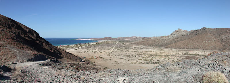 山脉和沙漠景观的全景附近的Playa El Telocote在南下加利福尼亚，墨西哥