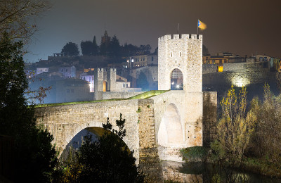 夜景中世纪城镇与桥梁。Besalu